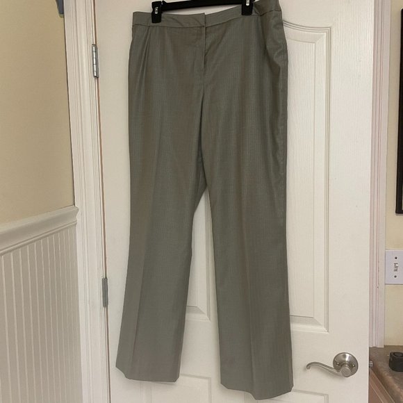 Signature by Larry Levine suit, jacket and slacks, Size 14 - Picture 9 of 13